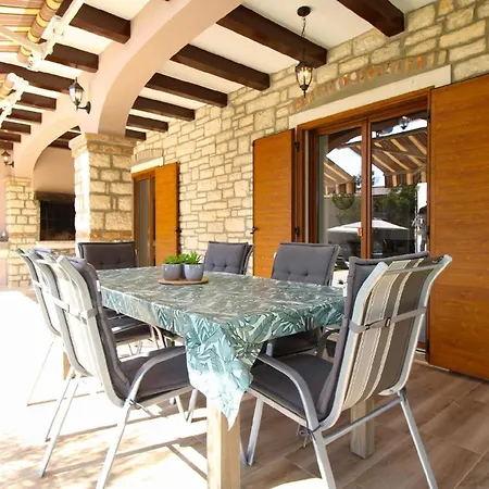 Mit Privatpool Fuer 8 Personen Ca 250 Qm In Radetici, Istrien Binnenland Von Istrien Holiday home Tinjan