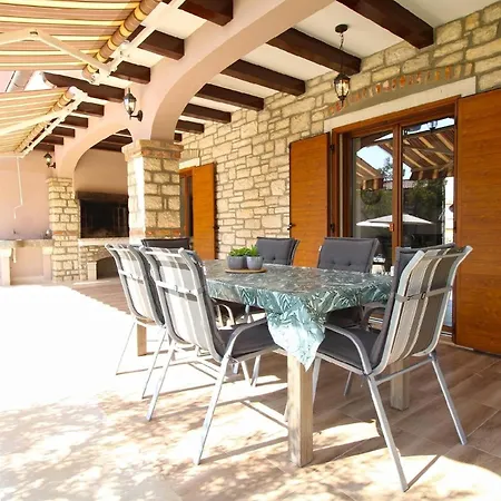 Holiday home Mit Privatpool Fuer 8 Personen Ca 250 Qm In Radetici, Istrien Binnenland Von Istrien