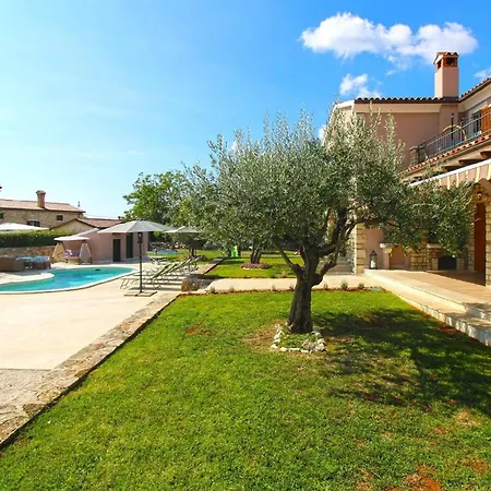 Mit Privatpool Fuer 8 Personen Ca 250 Qm In Radetici, Istrien Binnenland Von Istrien Hébergement de vacances Tinjan