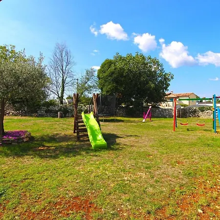 Holiday home Mit Privatpool Fuer 8 Personen Ca 250 Qm In Radetici, Istrien Binnenland Von Istrien Tinjan